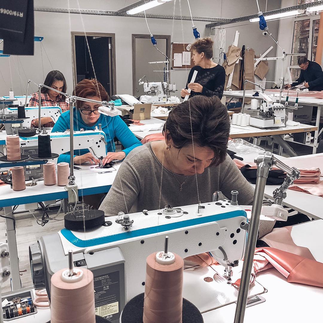 Фабрика пошива оптом. Швейный цех. Фабрика по пошиву одежды. Швейная промышленность. Цех по пошиву.